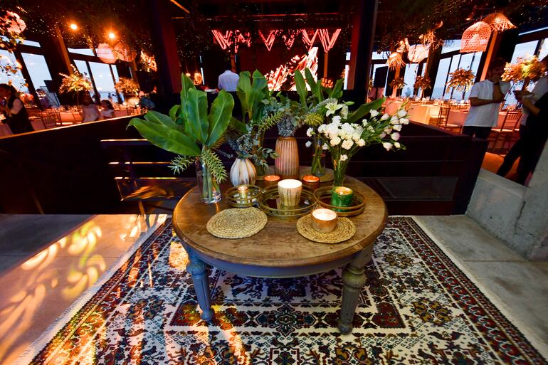 La ambientación fue un estilo boho chic, con un arco preparado en el área de ceremonia para captar el mar de fondo.