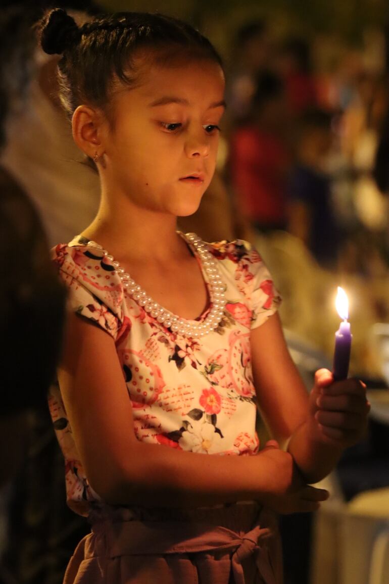 Los más pequeños también participan con fe de las celebraciones religiosas.