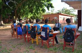 El deterioro de varias escuelas obliga a los alumnos a recibir clases al aire libre mientras esperan las obras del plan TAPE.