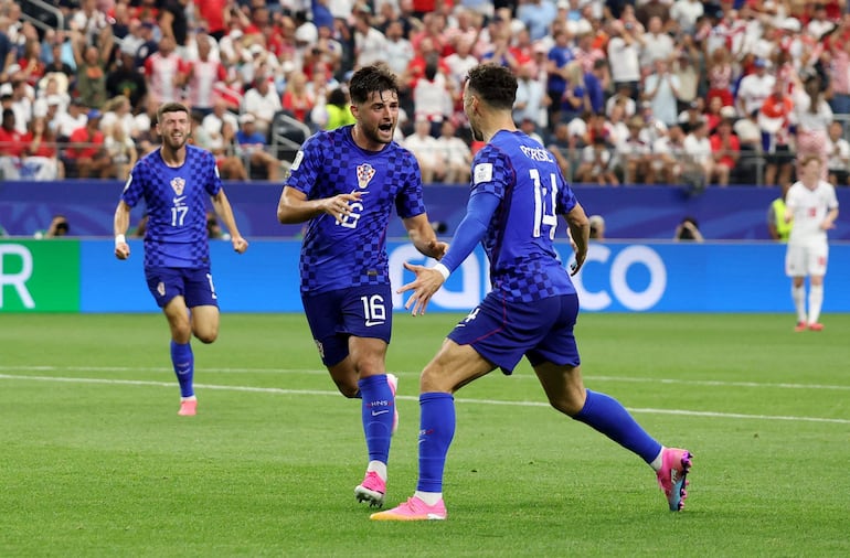 Martin Baturina de Croacia celebra con Ivan Perisic tras anotar el primer gol del equipo durante el partido del Grupo L de la Copa Mundial de la FIFA 2026 entre Inglaterra y Croacia en el Dallas Stadium, en Arlington, Texas.