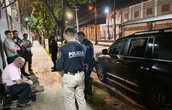 El abogado Federico Gaspar Campos López Moreira, una de ls víctimas de la inseguridad, conversa con los uniformados muy cerca de donde quedó su camioneta, que fue atacada por tortoleros.