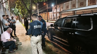 El abogado Federico Gaspar Campos López Moreira, una de ls víctimas de la inseguridad, conversa con los uniformados muy cerca de donde quedó su camioneta, que fue atacada por tortoleros.