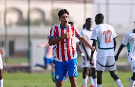 El defensor de Olimpia, Ymanol Ruiz celebra el segundo tanto albirrojo en el triunfo sobre Costa de Marfil.
