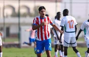 El defensor de Olimpia, Ymanol Ruiz celebra el segundo tanto albirrojo en el triunfo sobre Costa de Marfil.