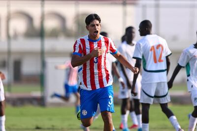 El defensor de Olimpia, Ymanol Ruiz celebra el segundo tanto albirrojo en el triunfo sobre Costa de Marfil.