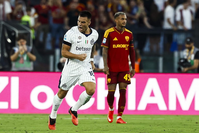 El jugador del Inter Lautaro Martínez celebra tras marcar el gol del 2-1 durante el partido de fútbol de la Serie A italiana entre la AS Roma y el FC Internazionale Milano, en Roma, Italia.