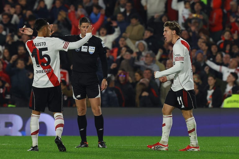 El delantero de River Plate Facundo Colidio (D) celebra tras anotar el primer gol de su equipo junto al mediocampista Fausto Vera durante la semifinal del torneo Apertura de la Liga Profesional del Fútbol Argentino entre River Plate y Rosario Central en el Estadio MAS Monumental.