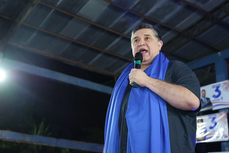 Alcides Riveros en un multitudinario acto en Ciudad del Este, donde los liberales van divididos con la principal fuerza opositora municipal Yo Creo.