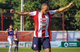 Brazos abiertos de Kevin Alberto Quiñónez Cardozo (29 años), uno de los referentes del Benjamín Aceval, en la celebración de un nuevo paso triunfal.