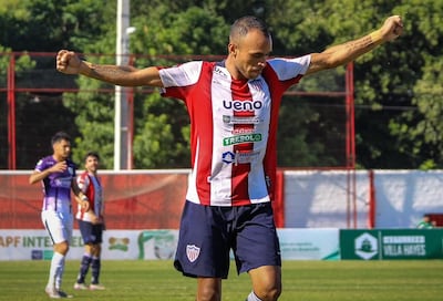 Brazos abiertos de Kevin Alberto Quiñónez Cardozo (29 años), uno de los referentes del Benjamín Aceval, en la celebración de un nuevo paso triunfal.