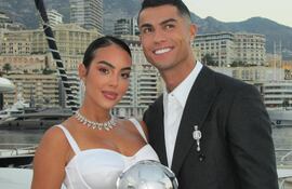 Georgina Rodríguez y Cristiano Ronaldo durante el evento en el cual el futbolista fue galardonado como máximo goleador de la Champions League.