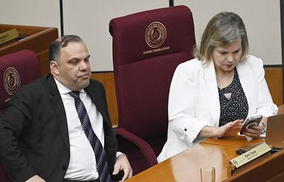 El senador Mario Varela (ANR, Independiente) y la senadora Lilian Samaniego (ANR, Independiente) en la sesión ordinaria de la Cámara de Senadores en la que se destituyó a Kattya González (PEN).