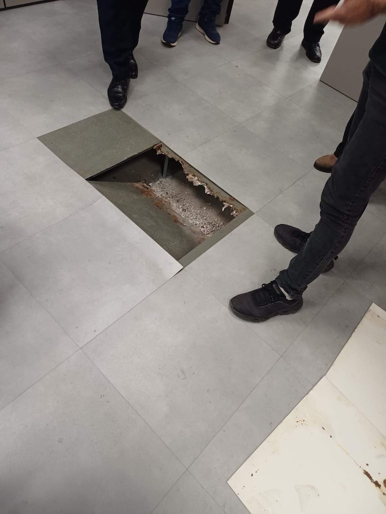 Placa del piso que se hundió en el edificio del MEC ubicado en la zona del Puerto de Asunción.