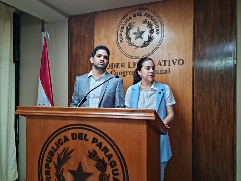 Diputados opositores Johanna Ortega y Raúl Benítez denuncian que les ofrecen cargos para amedrentarlos.