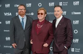 El cantante británico Elton John (centro) posa con los directores RJ Cutler y David Furnish en la presentación del documental "Elton John: Never Too Late" en Toronto.