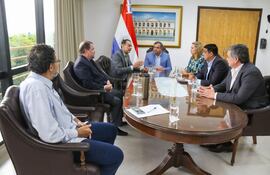El ministro de Justicia, Ángel Bachini (3° de la izq.) se reunió con diputados de varias bancadas.