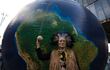 Un indígena guaraní participa de un acto por el clima en el centro de Sao Paulo (Brasil).