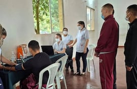 Aspirantes a suboficiales del Colegio de Policía de Misiones durante el chequeo médico realizado tras el brote de influenza, que dejó a 40 alumnos con reposo domiciliario por cuadros respiratorios.