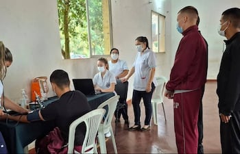 Aspirantes a suboficiales del Colegio de Policía de Misiones durante el chequeo médico realizado tras el brote de influenza, que dejó a 40 alumnos con reposo domiciliario por cuadros respiratorios.