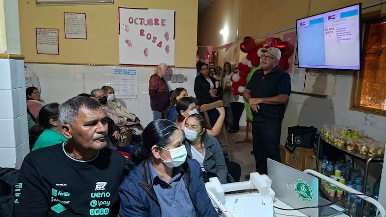 El ingeniero agrónomo Charles Benítez destacó a los pacientes del Hospital Regional de Paraguarí la importancia de la huerta familiar para una alimentación saludable.