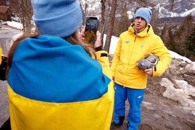Vladyslav Heraskevych (d), atleta ucraniano de skeleton descalificado por el Cominté Olímpico Internacional (COI), fue condecorado este mismo jueves por el presidente de su país, Volodímir Zelenski.
