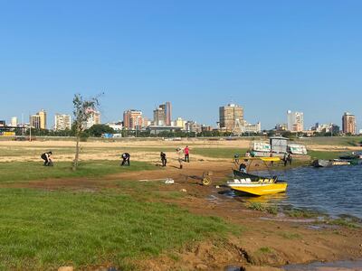 La Costanera de Asunción y el equipo de "Atrevidos" limpiando.