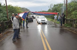 Grupo de pescadores cerraron ruta para reclamar respuestas a Yacyretá en Ayolas.
