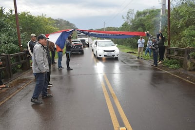 Grupo de pescadores cerraron ruta para reclamar respuestas a Yacyretá en Ayolas.
