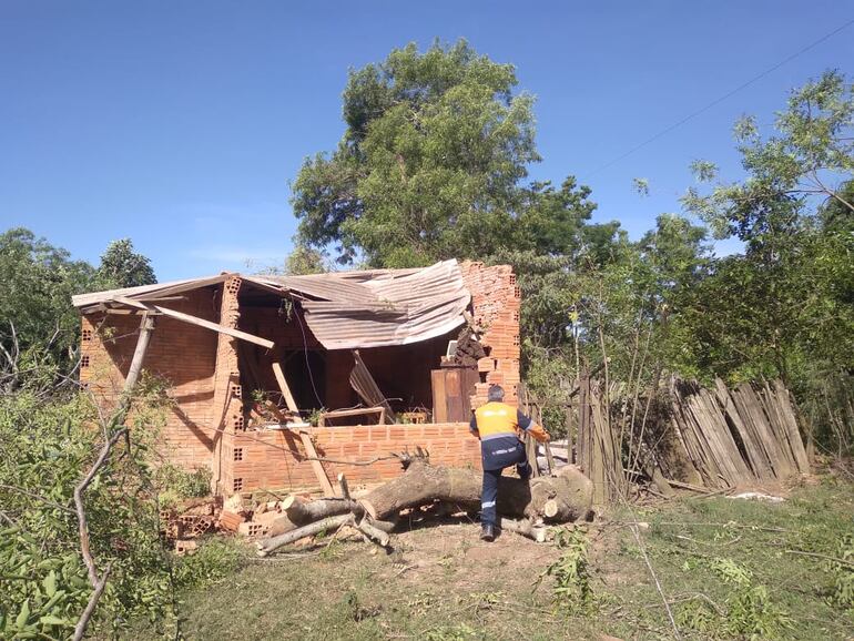 Algunas viviendas fueron dañadas por la caída de árboles.