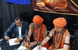 Luis Carlos Pereira, intendente de María Antonia, Paraguarí, firmando la proclamación con los representantes de los Estados Unidos de Kailasa.