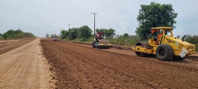 Maquinarias trabajando en el tramo número dos en la construcción de la Ruta del Progreso, que une San Juan Bautista, Misiones con el cruce Ybyraty ruta cuarta.