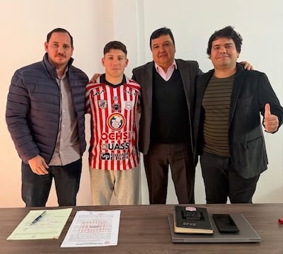 Diego Ayala (izquierda), Gastón Gerzel, el presidente Óscar Simeón Said y Matías Riquelme, durante la presentación del futbolista argentino en el Sportivo San Lorenzo.