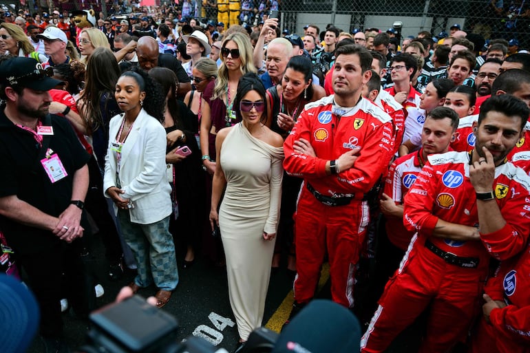 Kim Kardashian llegando muy elegante a la ceremonia del podio del Gran Premio de Fórmula 1 de Mónaco en Mónaco. (Andrej ISAKOVIC / AFP)