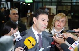 Slvio "Beto" Ovelar, presidente del Senado, conversando hoy con la prensa.