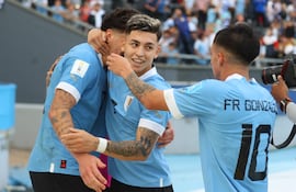 Anderson Duarte (c) de Uruguay celebra su gol hoy, en un partido de las semifinales de la Copa Mundial de Fútbol sub-20 entre Uruguay e Israel en el estadio Diego Armando Maradona en La Plata (Argentina).