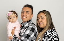 La cumpleañera Eloísa con sus papis Braian Ojeda y Naty Brítez.