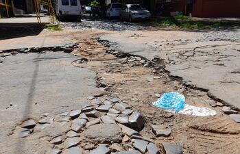Destrozos en la calle Alejo García y Teniente Prieto, tras cambio de cañerías de la Essap.