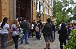 Larga fila de familias aguardando para inscribir a sus hijos en el Colegio Nacional EMD Asunción Escalada.