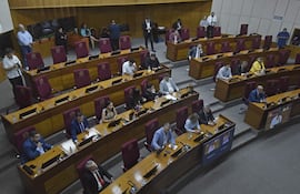 Ayer durante la instalación de la Comisión Permanente del Congreso, el senador Ever Villalba (de traje celeste) alzó la voz contra un nuevo copamiento del cartismo.