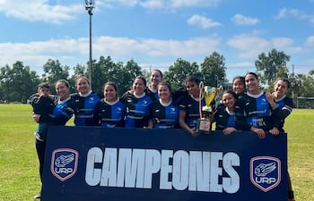 El equipo absoluto de Santa Clara en la rama femenina festejan el histórico título.