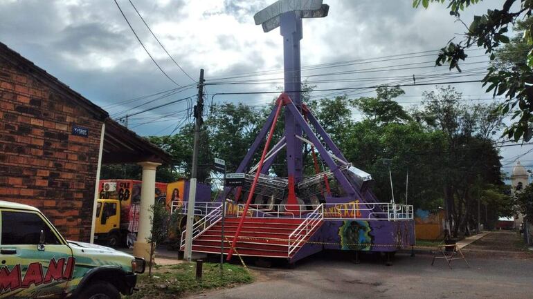 El juego mecánico tipo Kamikaze está instalado en un lugar no autorizado.