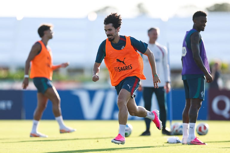 Vitinha participa en un ejercicio durante una sesión de entrenamiento previa a la Copa Mundial de la FIFA 2026, en Palm Beach Gardens, Florida.
