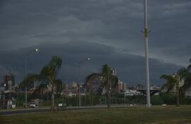 Cielo nublado y viento en la Costanera de Asunción.