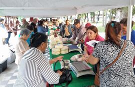 Muchas personas asistieron a la Feria de Agricultura Familiar Campesina para comprar productos frescos de cara a la Semana Santa, alcanzando una recaudación superior a G. 113 millones.