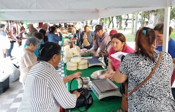 Muchas personas asistieron a la Feria de Agricultura Familiar Campesina para comprar productos frescos de cara a la Semana Santa, alcanzando una recaudación superior a G. 113 millones.