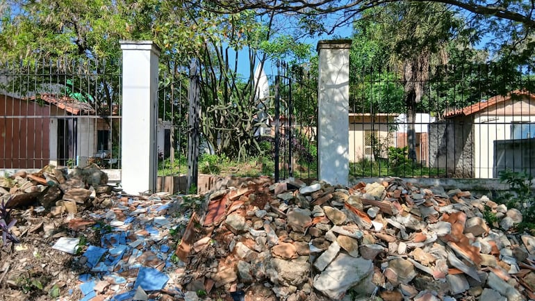 Un cúmulo de escombros fue deposito en la entrada del cementerio donde a pocos metros se encuentra la tumba donde descansa los restos del máximo exponente de la literatura paraguaya, Gabriel Casaccia Bibolini.