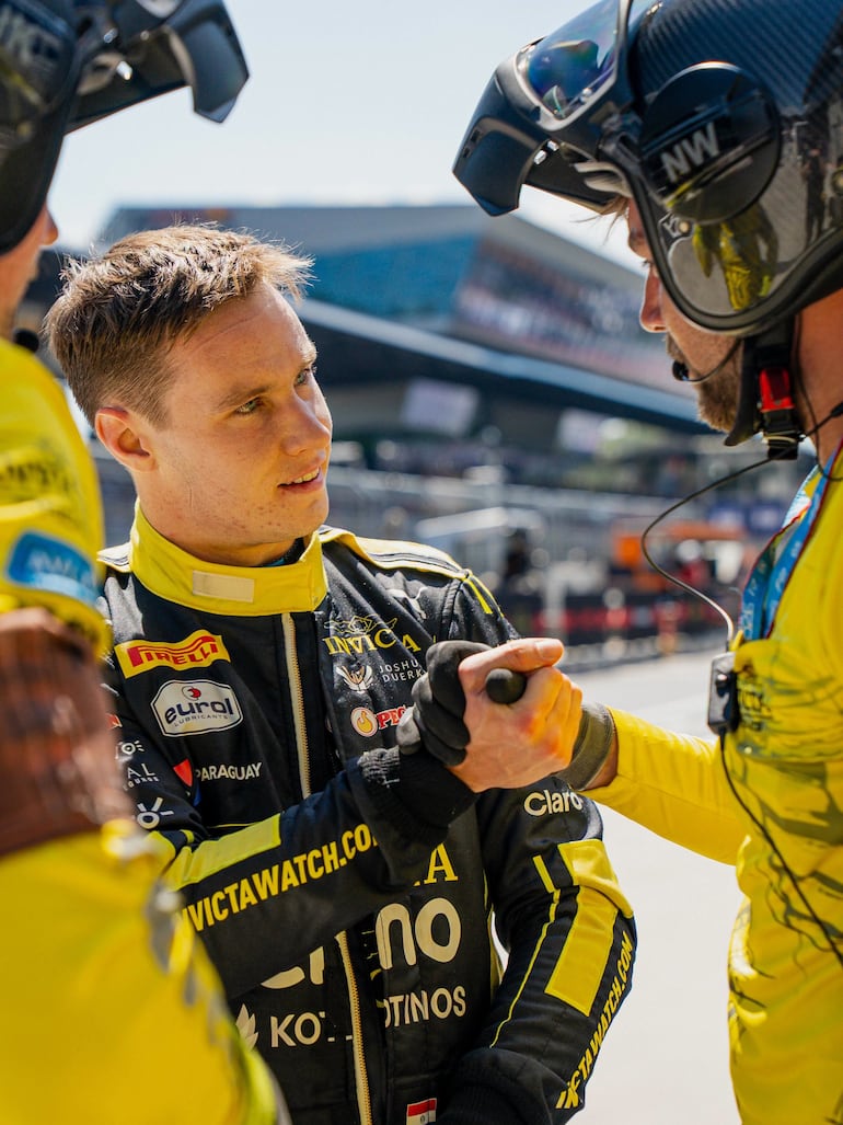Joshua Duerksen, que no pudo sumar punto alguno ayer en la carrera sprint por un abandono prematuro, termina finalmente con dos unidades tras la feature race de hoy en Austria.