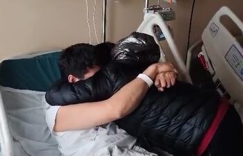 Juan Andrés Rojas Casco, único paraguayo rescatado con vida en la tragedia marítima en Magallanes, se reencontró con su mamá en un hospital de Chile.