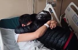 Juan Andrés Rojas Casco, único paraguayo rescatado con vida en la tragedia marítima en Magallanes, se reencontró con su mamá en un hospital de Chile.