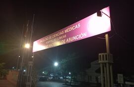 Cartel de acceso al Hospital de Clínicas, dependiente de la Facultad de Ciencias Médicas de la Universidad Nacional de Asunción.